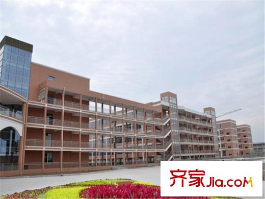 融悅?cè)A庭西南側(cè)約2公里北城中學(xué)