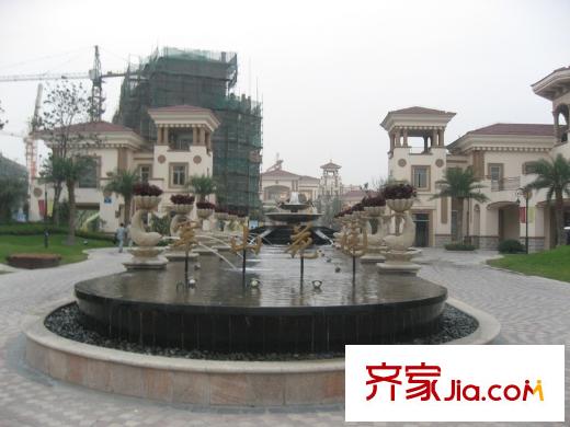 金水灣花園距離項(xiàng)目200米的中南軍山半島