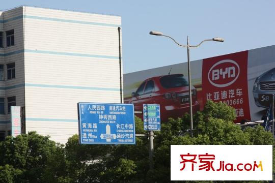 高迪晶城右側(cè)的路標