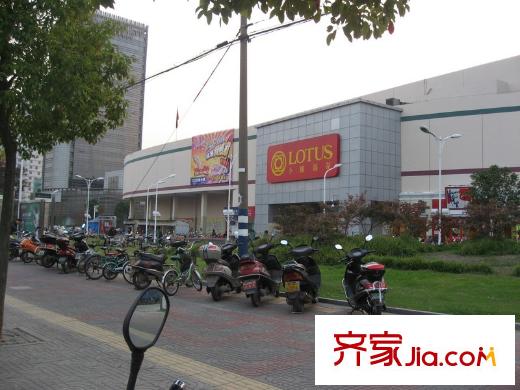 文峰城市廣場(chǎng)南500米的卜蜂蓮花超市