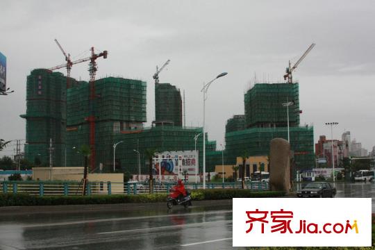 御景灣東北側(cè)200米的恒生匯金廣場(chǎng)
