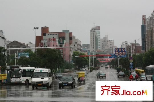 御景灣東側(cè)300米的新金西路