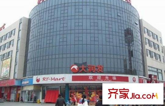 御龍灣東北側(cè)2000米的大潤(rùn)發(fā)