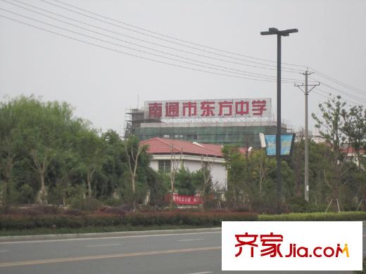 煒賦星湖鄰里西北側(cè)500米東方中學