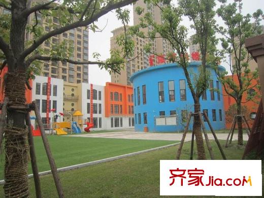 德誠(chéng)翰景園小區(qū)西南側(cè)緊鄰幼兒園