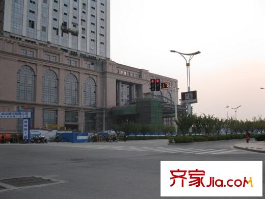 鳳凰文化廣場(chǎng)南側(cè)10米的匯泉國(guó)際