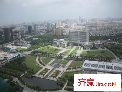 鳳凰文化廣場北側(cè)200米的市政府
