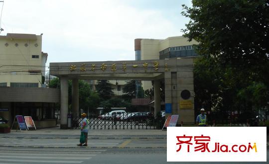 匯富廣場(chǎng)項(xiàng)目東邊100米處第一中學(xué)