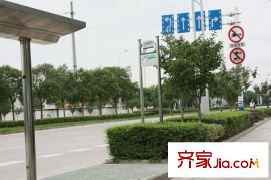 駿和棕櫚灣小區(qū)北側(cè)2米人民東路36路公交站臺(tái)