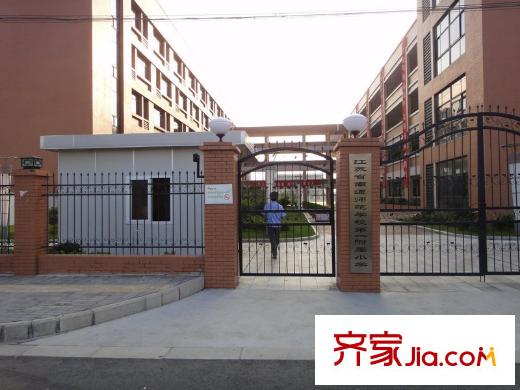 蘇建學(xué)府雅居南側(cè)100米的第一附屬小學(xué)