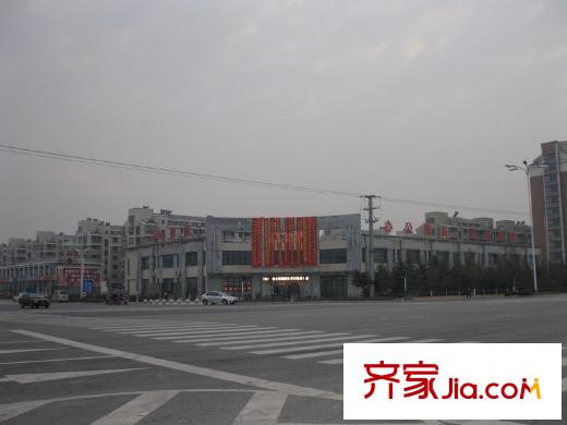 優(yōu)山美地名邸南側(cè)200米處春天農(nóng)貿(mào)市場(chǎng)