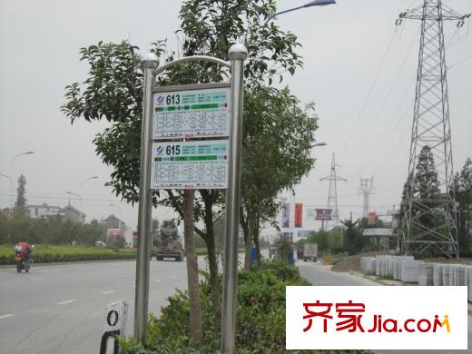 第九園項(xiàng)目會(huì)所正門口的公交站牌