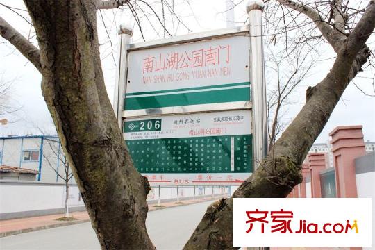 湖濱華庭與項(xiàng)目相距50米的公交站臺(tái)