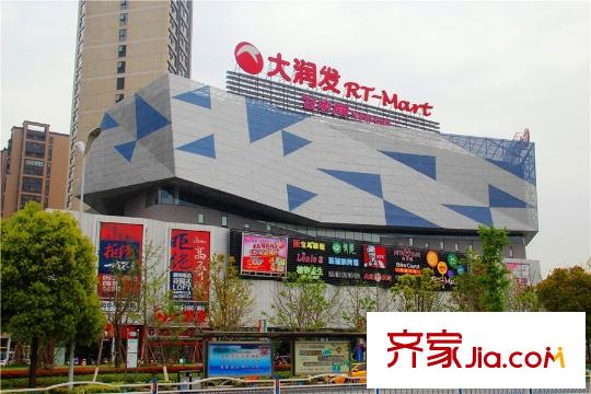 萬科公園里項目南側(cè)1km左右大潤發(fā)