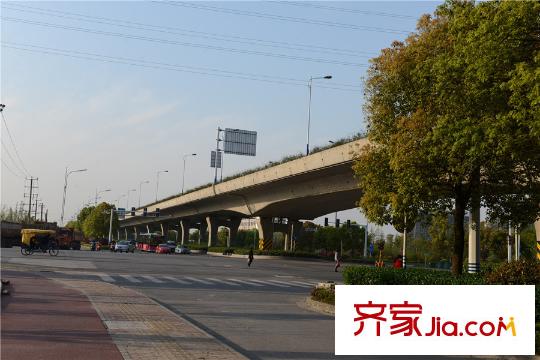 唐人新街項(xiàng)目對(duì)面的通寧大道高架（20150421）