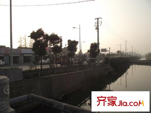 德誠翠湖灣項目南側(cè)50米處河流及道路