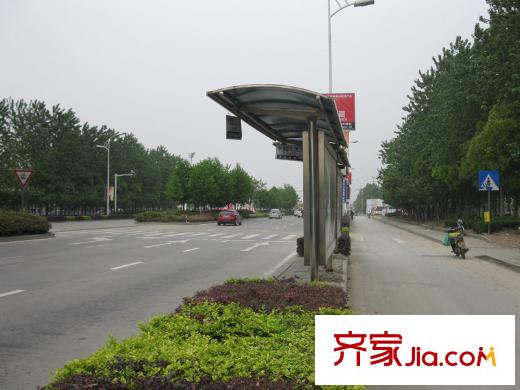 弘陽(yáng)上城北50米的公交站臺(tái)