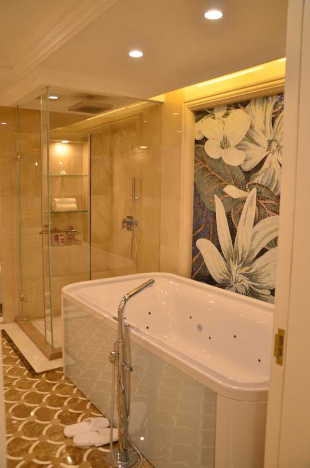 欧式风格,豪华型装修,140平米以上装修,大户型,卫生间,浴缸,白色