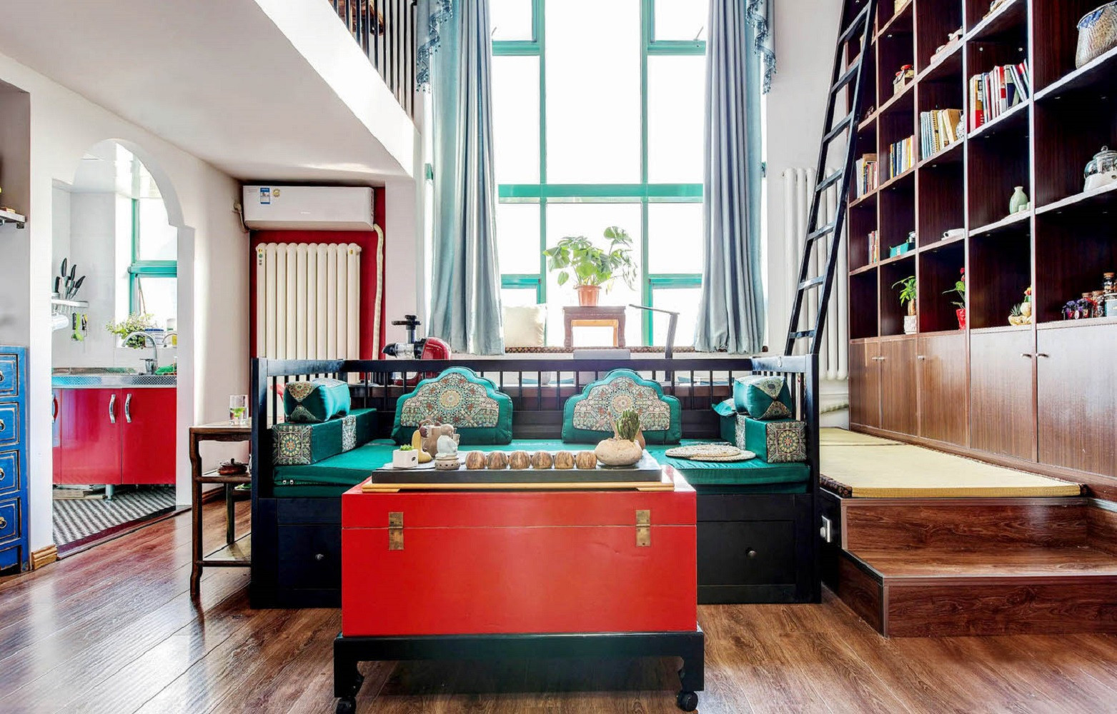 中式风格,复式装修,15-20万装修,100平米装修,客厅,沙发,茶几,地板,地台,红色,绿色