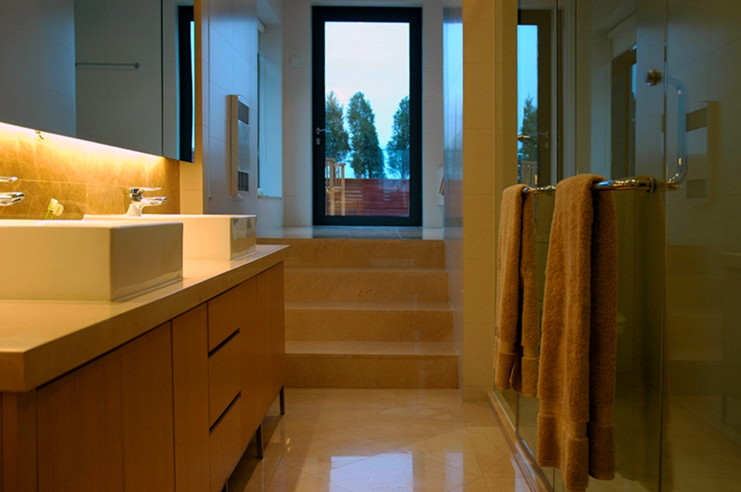 别墅装修,20万以上装修,140平米以上装修,卫生间,现代简约风格,浴室柜,原木色