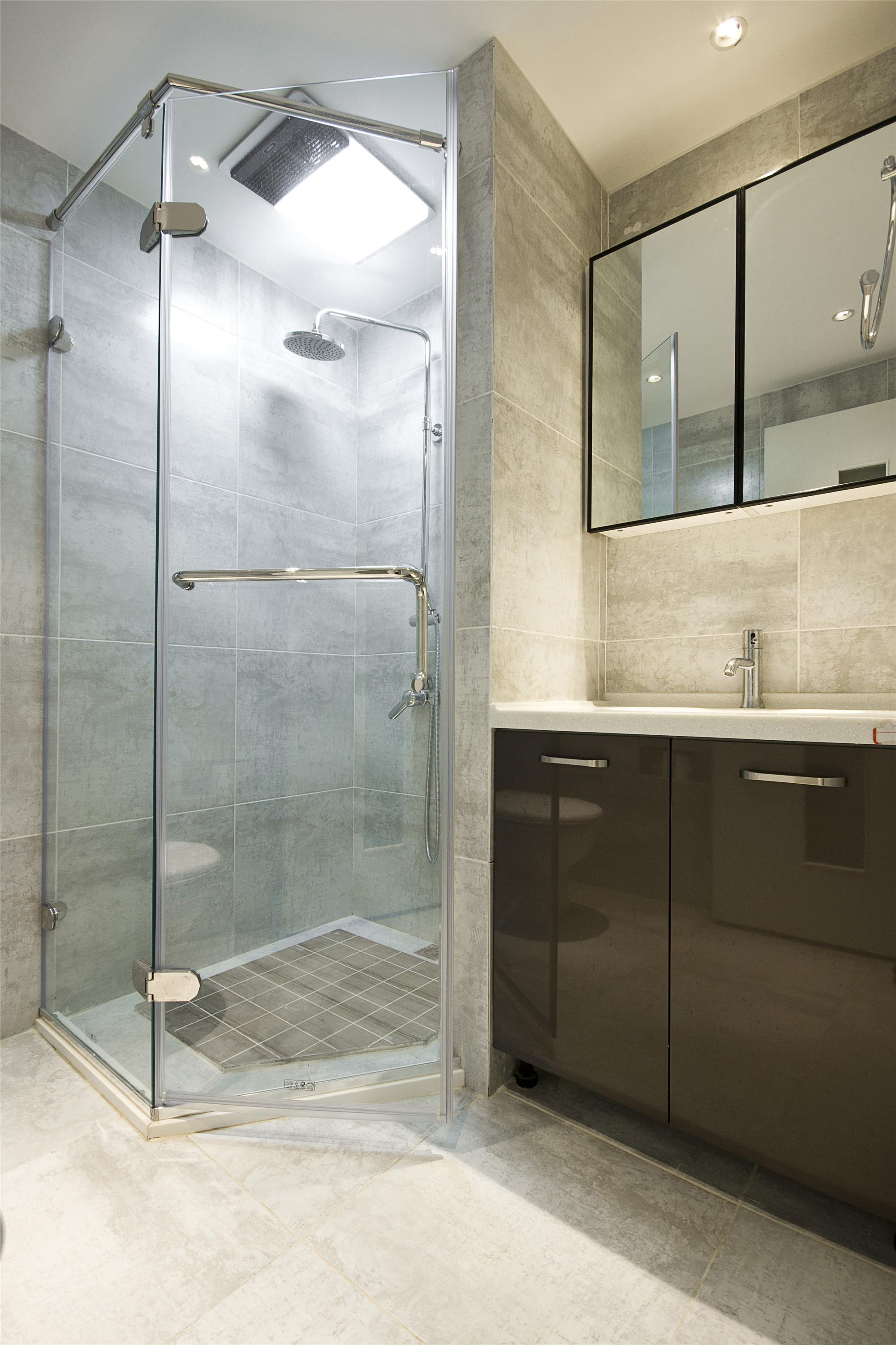 三居室装修,130平米装修,10-15万装修,卫生间,淋浴房,灰色,现代简约风格