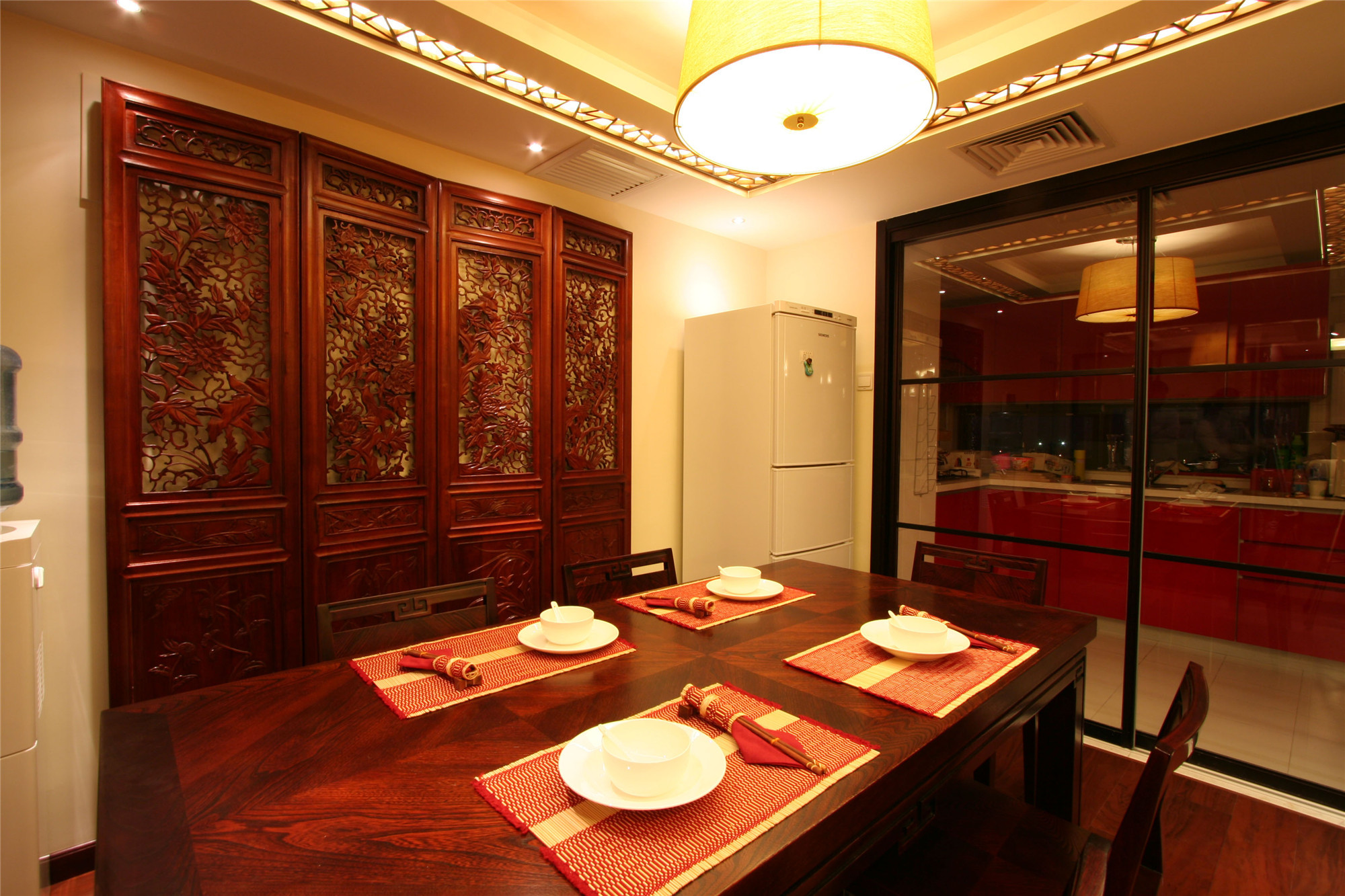 中式风格,三居室装修,120平米装修,15-20万装修,餐厅,餐桌,屏风,餐厅背景墙,红色