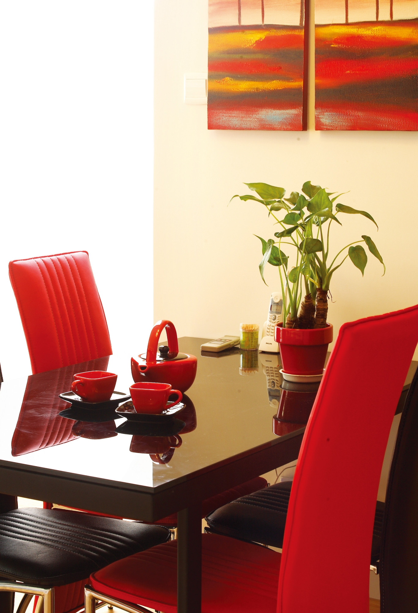 简约风格,5-10万装修,二居室装修,80平米装修,餐厅,餐桌,椅子,黑色,红色