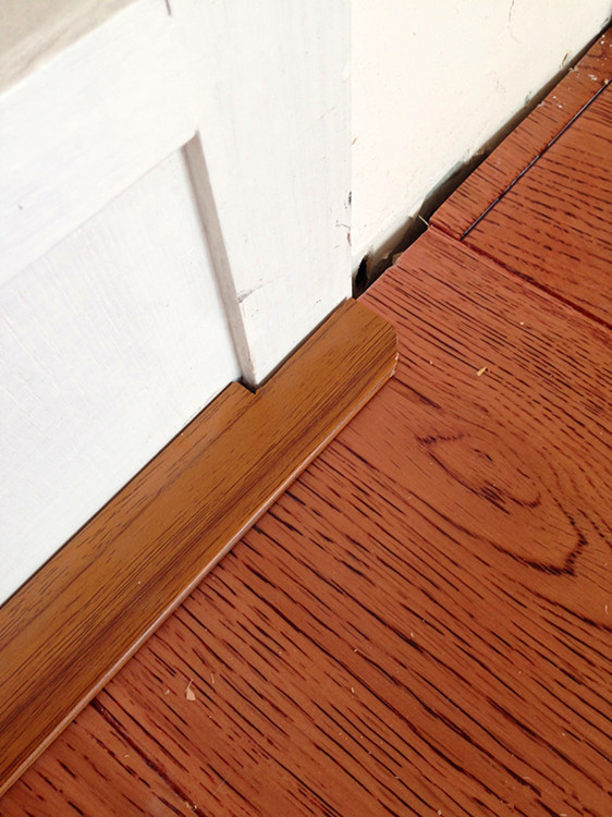 木地板装好以后就开始装扣条.师傅做事还是挺仔细的,柜子边上扣