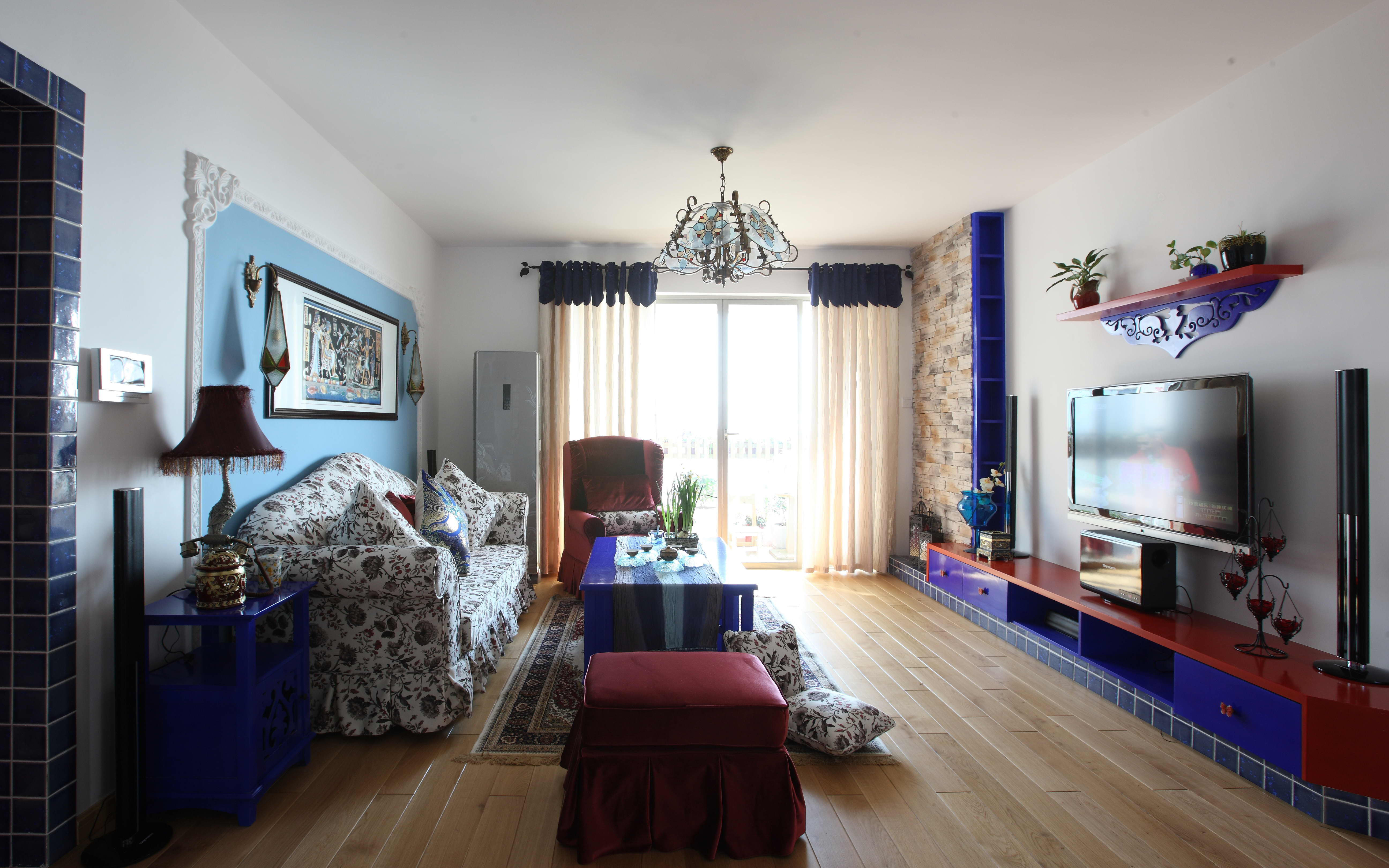 地中海风格,三居室装修,130平米装修,15-20万装修,客厅,电视柜,茶几,电视背景墙,蓝色,红色