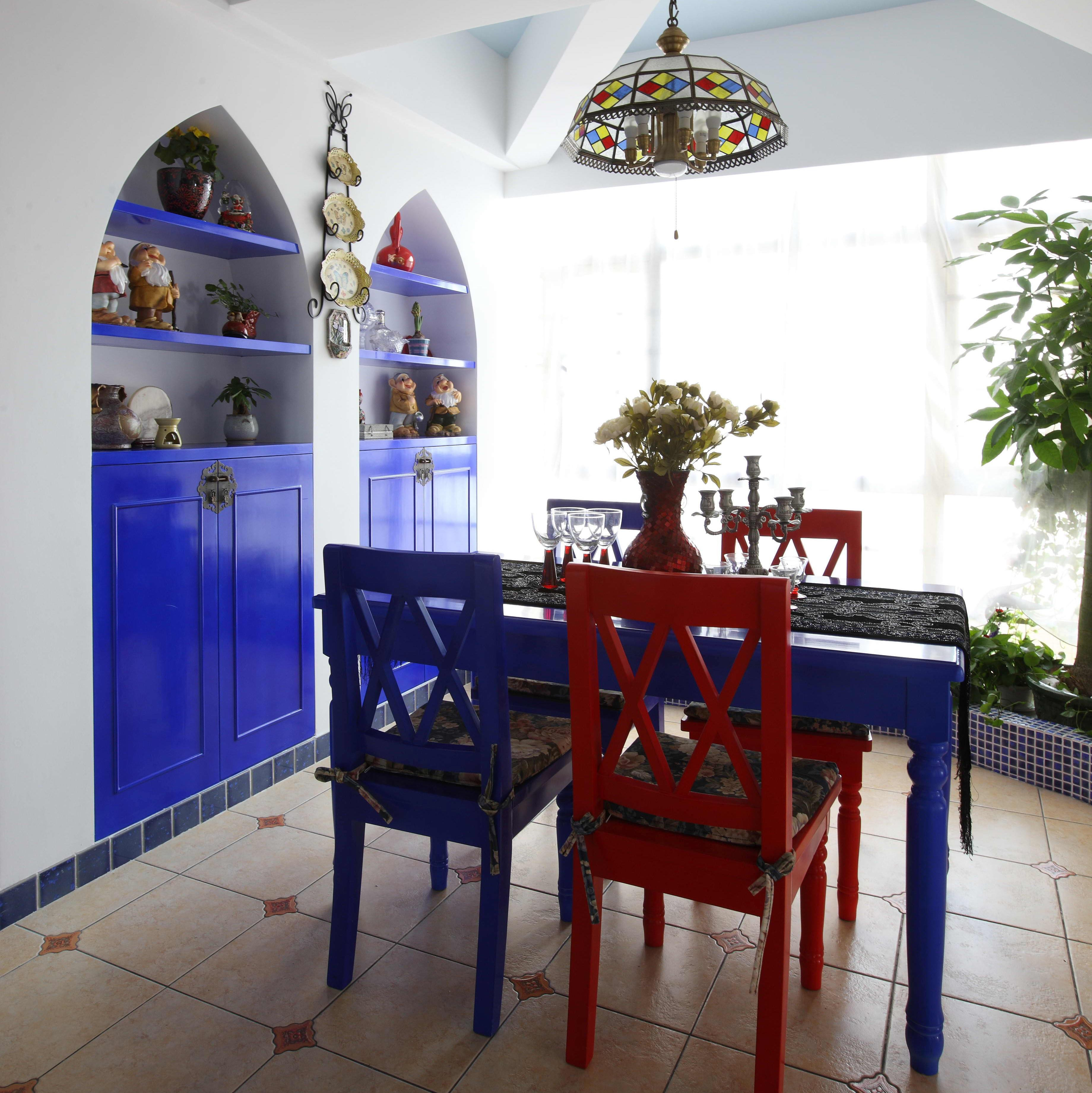 地中海风格,三居室装修,130平米装修,15-20万装修,餐厅,餐桌,餐边柜,蓝色