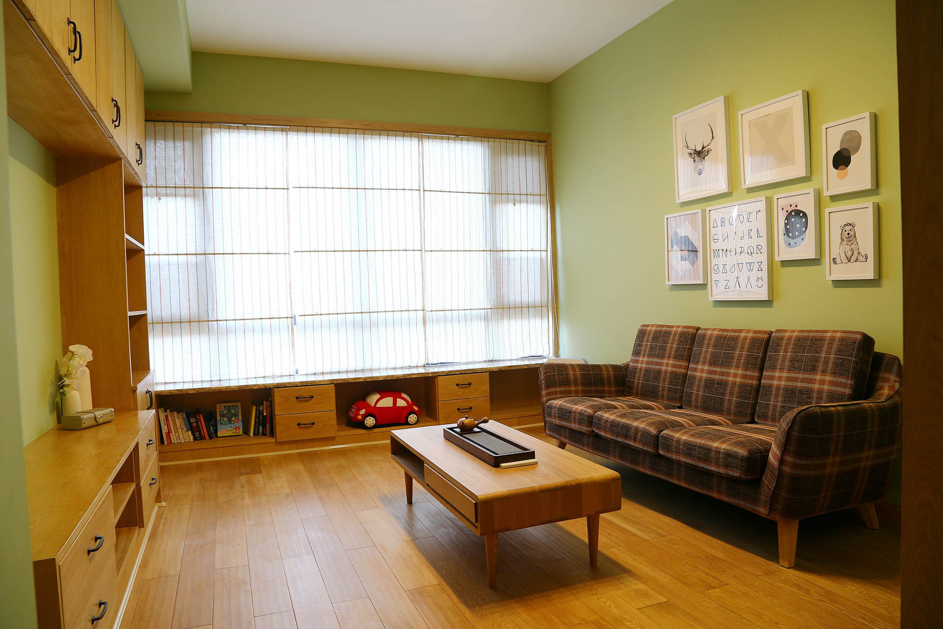 70平米装修,简约风格,二居室装修,3万-5万装修,客厅,沙发,茶几,地板,沙发背景墙,原木色,绿色