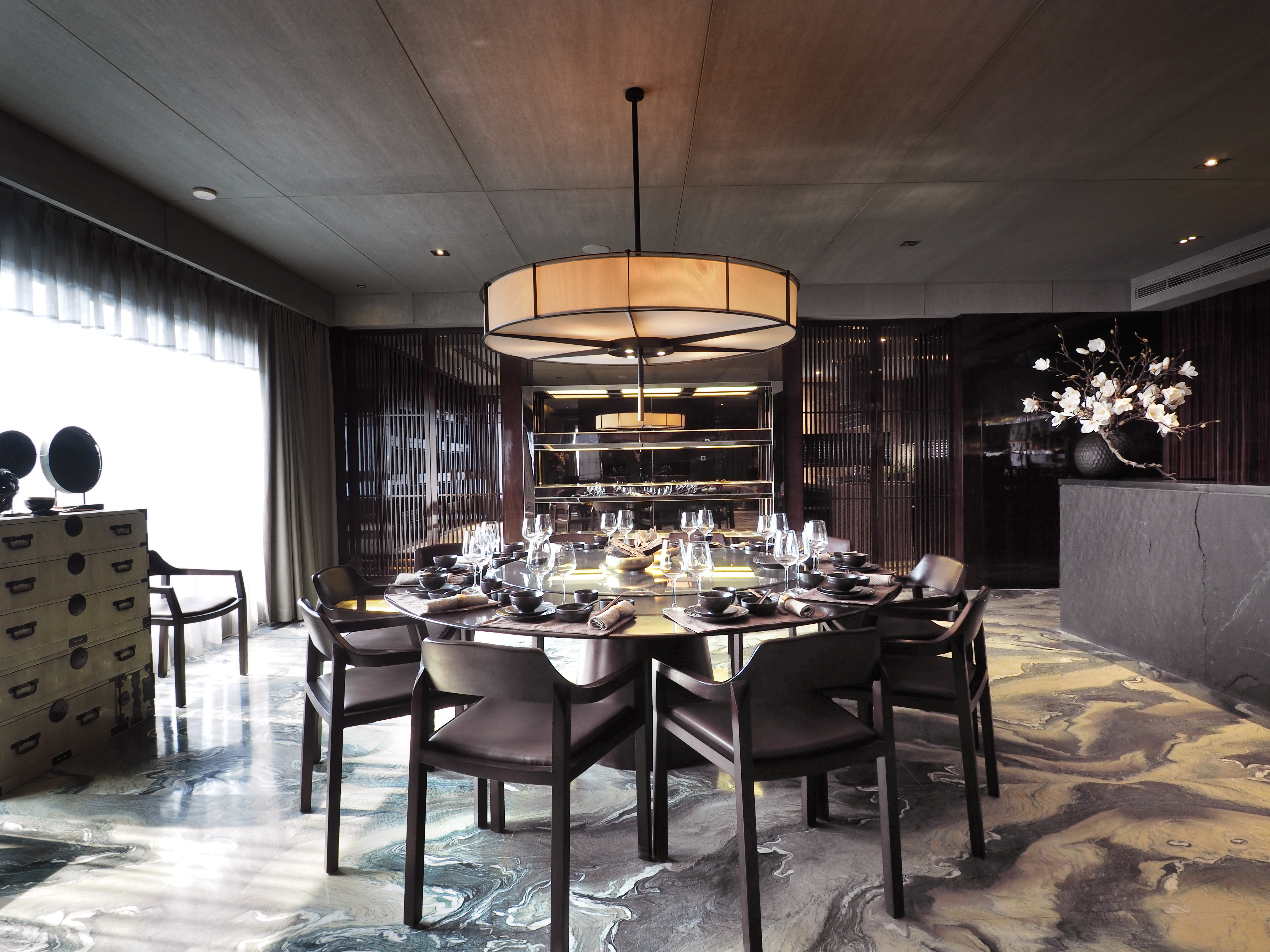大户型,富裕型装修,140平米以上装修,餐厅,中式风格,餐桌,吊顶,灰色