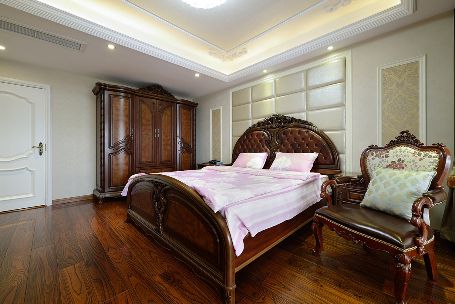 唯美典雅的欧式别墅装修卧室搭配图