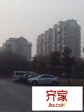 杨泰春城外景图