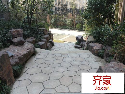 翡翠公馆小区内蜿蜒石道(2013-1)