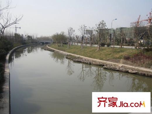 华润中央公园别墅周边配套-门口小河