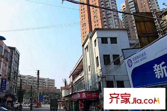 珠江鹅潭湾距离项目约500米的平方米口大街