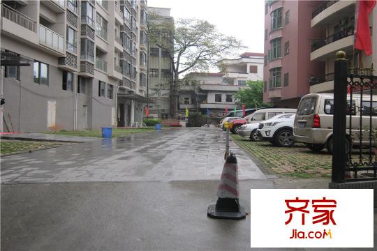 翠荷轩小区内停车场(2015-3-26)