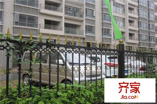 翠荷轩小区内停车场(2015-3-26)