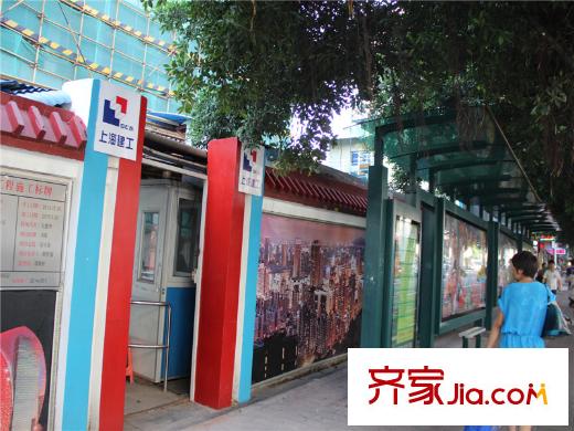 君荟名轩西湾路公交站,位于项目工地门口