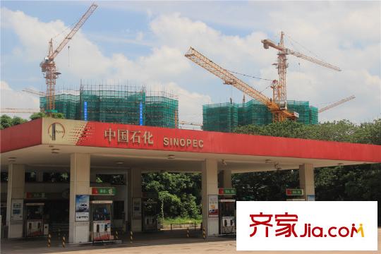 中海花湾壹号距离项目100米的鹤洞路上加油站