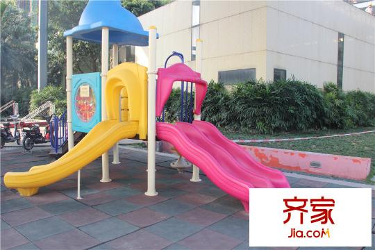 新世界・凯粤湾销售中心外儿童玩乐区(2015-9-25)
