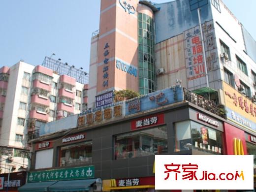 宝翠园北面850米龙洞步行街