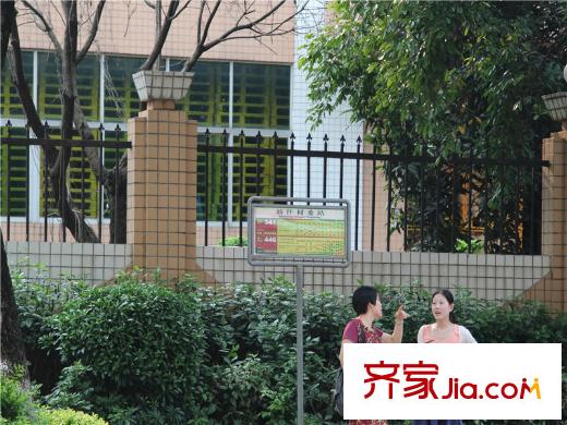 珠江嘉园180米公交站