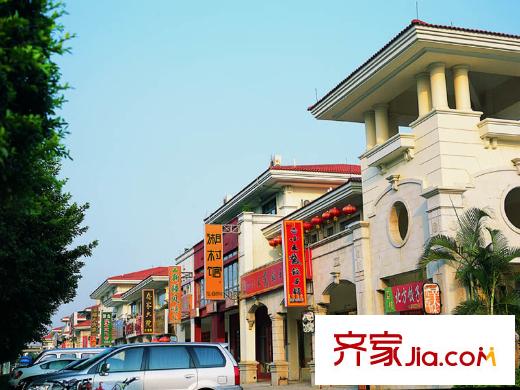 碧桂园凤凰城小区东门商业街