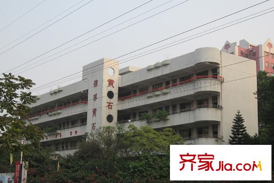绿地・时代云都汇距离项目约10米的黄石小学