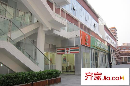 绿地・时代云都汇距离项目约10米的便利店