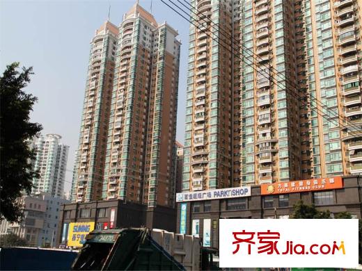 鸿益华府金碧花园小区,距离项目步行3分钟