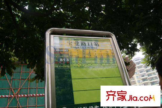 新一城广场向西约20米公车站