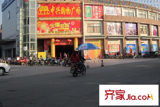 金海岸花园・聚湖距离项目约100米的购物广场